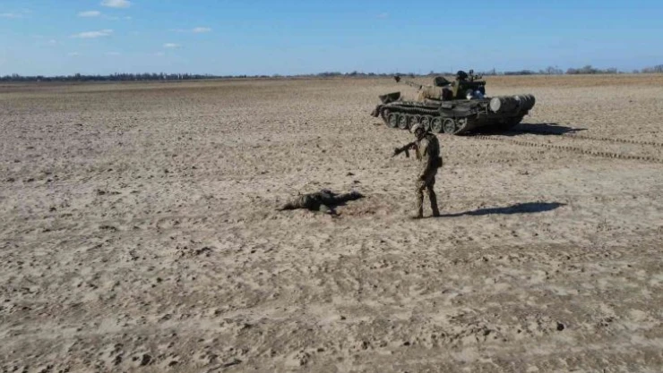 Rus askeri para ödülü karşılığında tankıyla beraber Ukrayna'ya teslim oldu