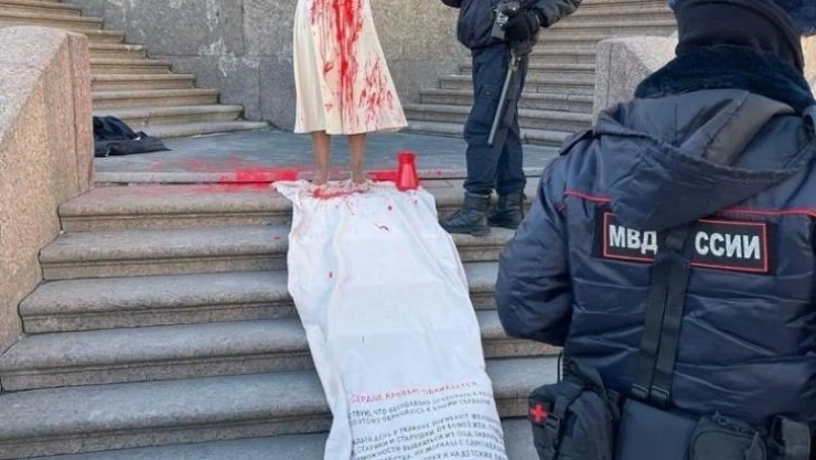 Rus sanatçı üzerine kırmızı boya dökerek savaşı protesto etti