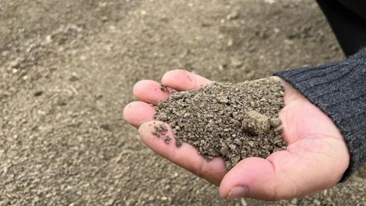 Rüzgarla birlikte kuruyan toprak çiftçiyi şaşkına çevirdi