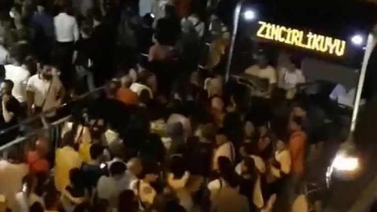 Saatlerce metrobüs yolunda kalan vatandaşlar 'İmamoğlu istifa' sloganı attı