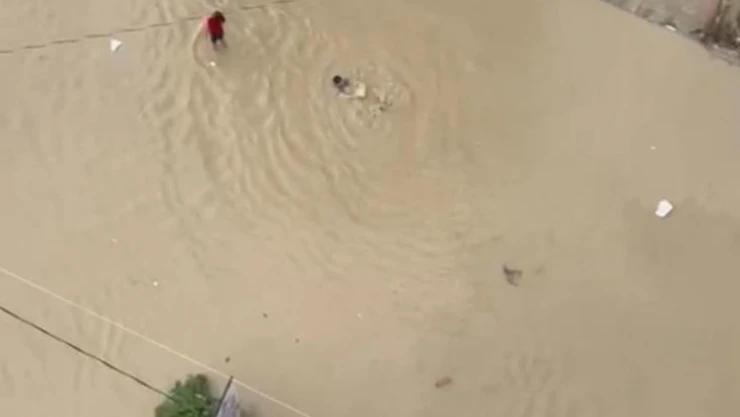 Sağanak yağıştan göle dönen yolda çocuklar yüzdü