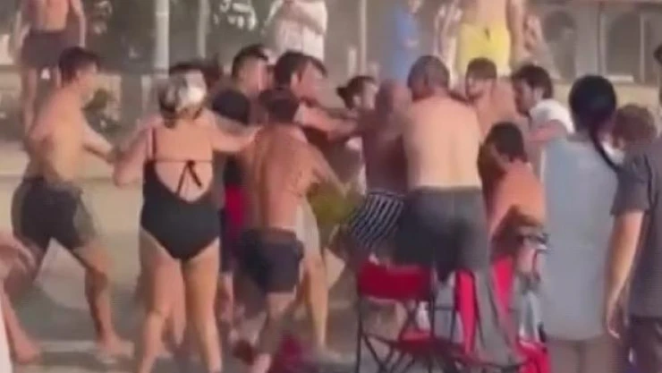 Sahilde kavga çıktı, o anlar kamerada