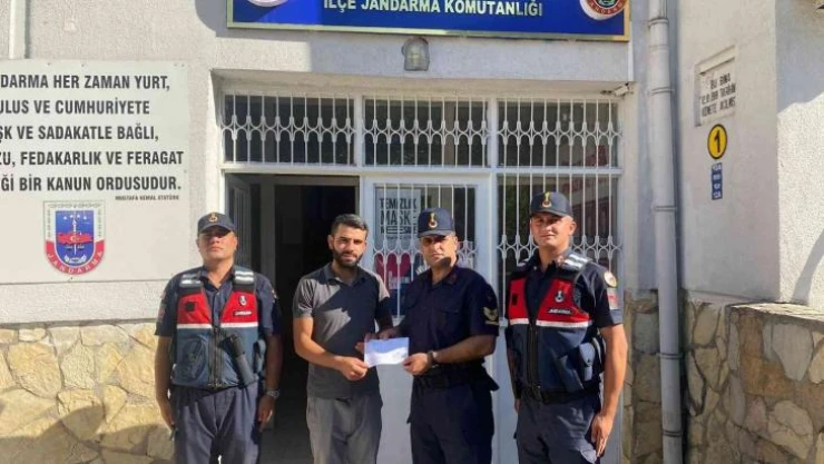 Sahte polis dolandırdı, jandarma parasını kurtardı