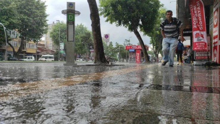 Sakarya'da sağanak etkili oldu: Vatandaşlar ıslanmaktan kurtulamadı