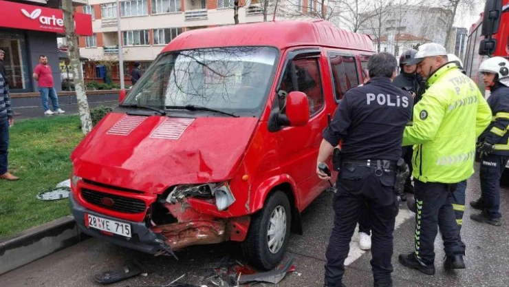 Samsun'da minibüs hafif ticari araca çarptı: 1 yaralı