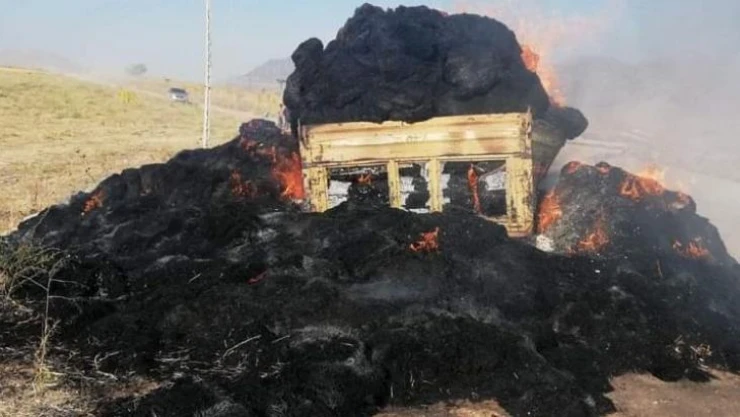 Sap balyası yüklü römorklar çıkan yangında kullanılamaz hale geldi