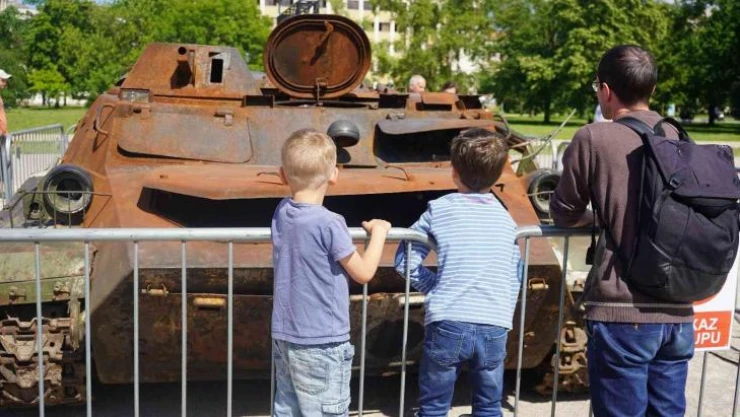Savaşta ele geçirilen Rus tankları Prag'da sergileniyor