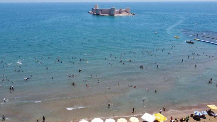 Sıcaktan kaçan soluğu denizde aldı