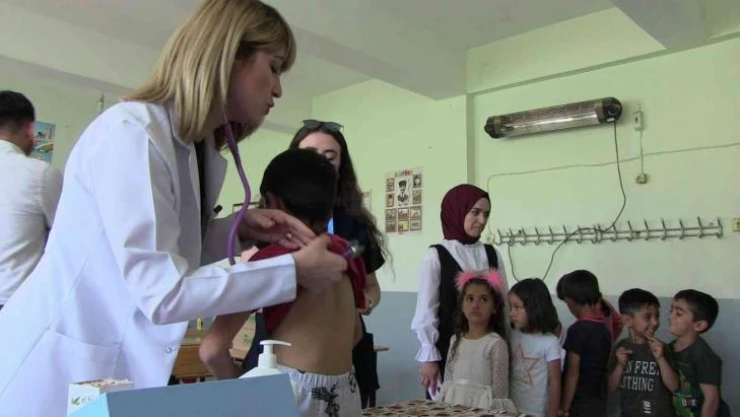 Siirt'te köy okulu öğrencileri sağlık taramasından geçti