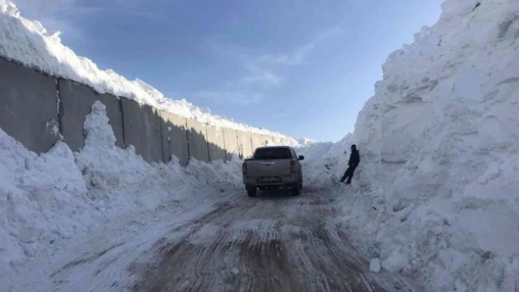 Sınır hattında kar temizleme çalışması tüm zorluklara rağmen sürüyor