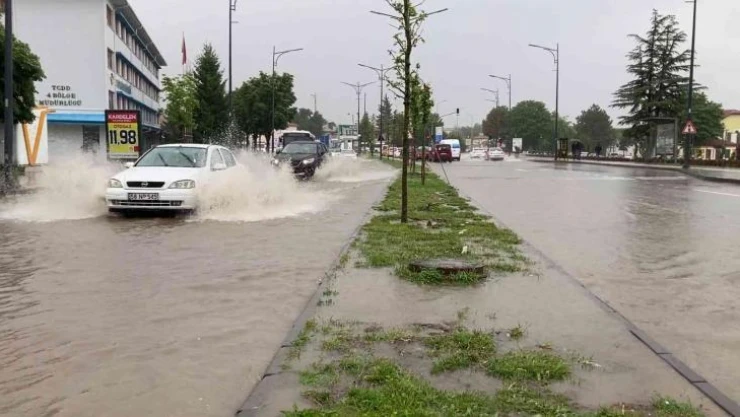 Sivas'ı sağanak vurdu, hayat felç oldu