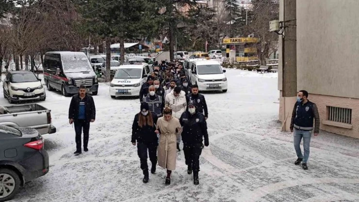 Sosyal medyadan dolandırıp eğlence mekanlarında harcadılar
