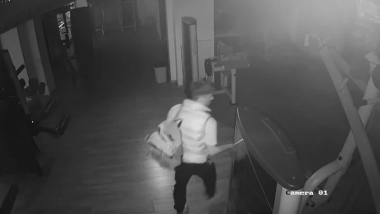 Spor merkezini soyan hırsızın rahatlığı kamerada