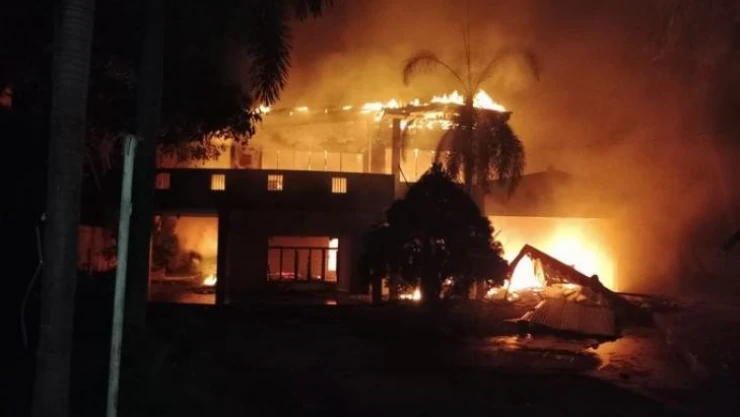 Sri Lanka'da göstericiler başbakanın ve siyasilerin evlerini yaktı