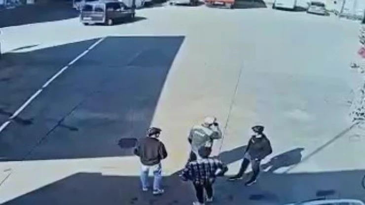 Sultanbeyli'de polisin kovaladığı otomobilin terk edildiği anlar kamerada