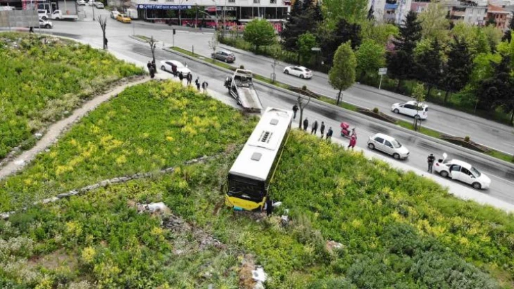 Sultangazi'de facianın eşiğinden dönüldü: İETT otobüsü çayırlık alana uçtu