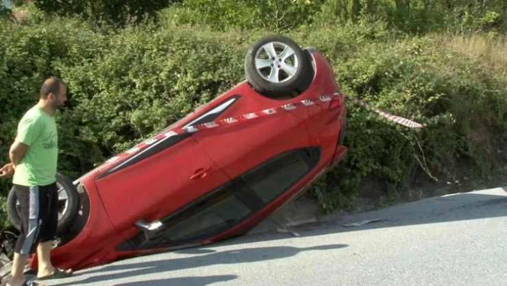 Sultangazi'de virajı dönemeyen otomobil takla attı: 1 yaralı