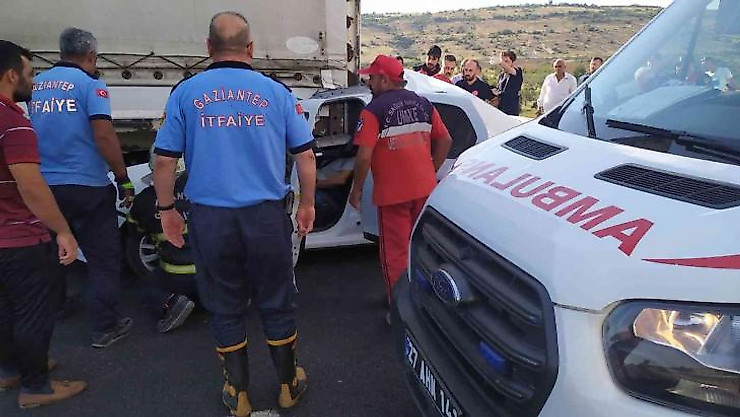 TAG otoyolunda feci kaza, otomobil tırın altına girdi: 1 ölü, 6 yaralı