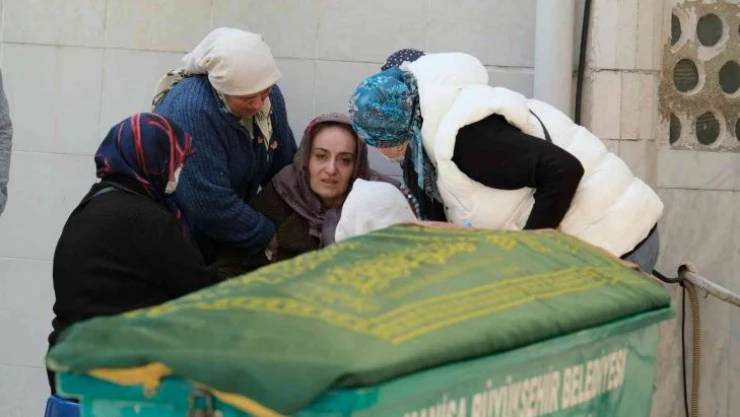 Tatil yolunda rahatsızlanarak hayatını kaybeden minik Ece toprağa verildi