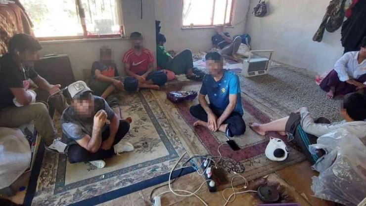 Tekirdağ'da zabıta ve polisten 'Çekçek' operasyonu: 12 kaçak göçmen içeride gizlenirken yakalandı