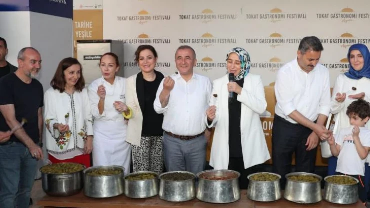 Tokat'ta rekor sayıda yaprak sarma yapılıp vatandaşlara dağıtıldı