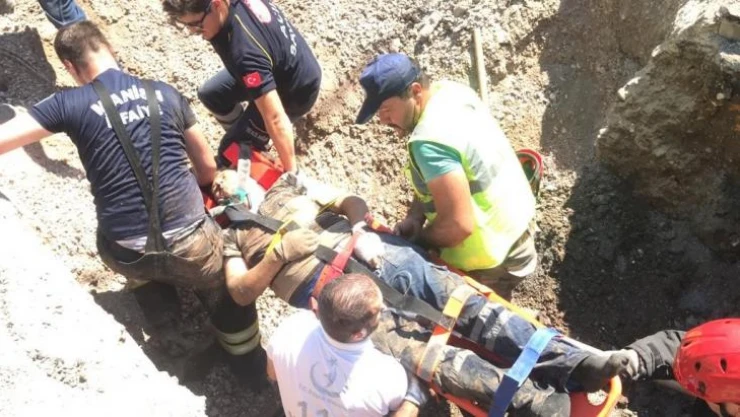 Toprak altında kalan işçiyi elleriyle kazarak kurtardılar