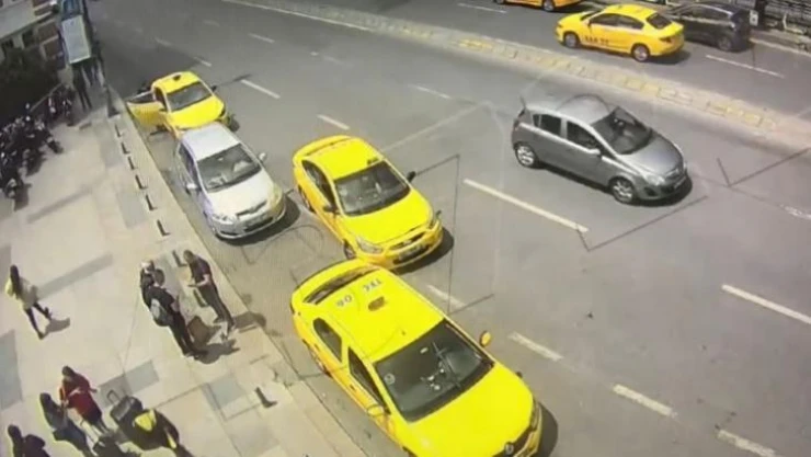 Turistlerin 3 bin dolarını 'tırnakçılık' yöntemiyle çalan taksiciler kamerada