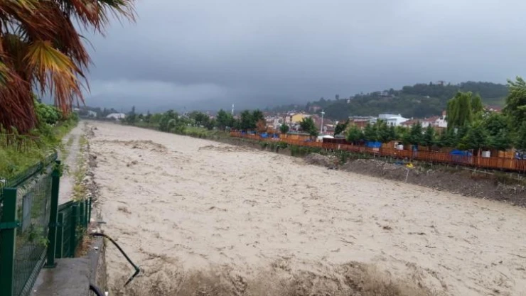 Türkeli'de dere taştı, evler sular altında kaldı, geçici köprüler ulaşıma kapandı