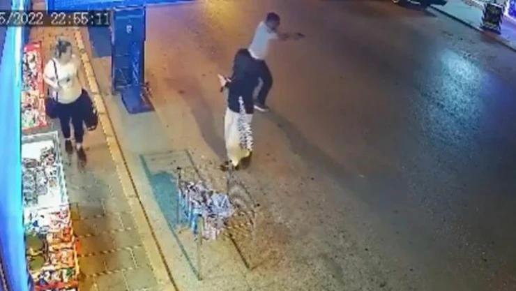 Tütüncüye silahlı saldırı kamerada