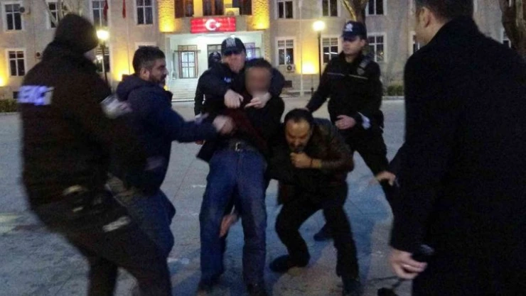 Üzerine benzin dökerek kendini yakmak isteyen vatandaşa polis müdahale etti