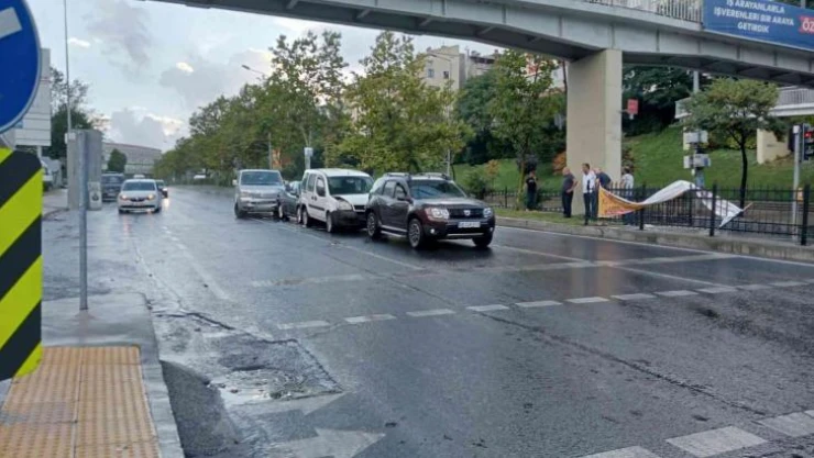 Yağmurun etkisiyle kayganlaşan yolda 4 araç birbirine girdi