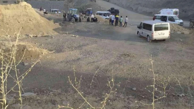 Yardım beklerken gölgesinde oturduğu tır hareket etti, feci şekilde can verdi