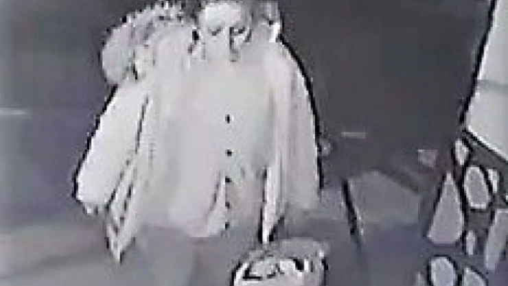 Yaşlıları uyutup soyan kadın battaniyenin içinden çıktı