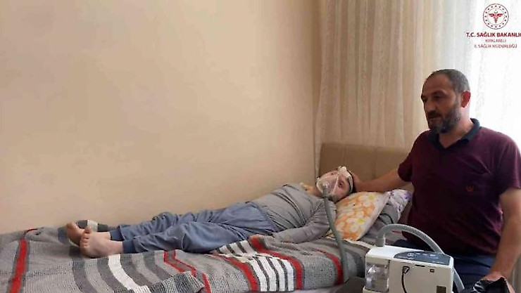 Yatağa bağımlı olarak yaşayan down sendromlu hastanın yardımına sağlık teşkilatı yetişti