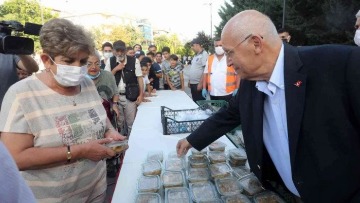 Yenimahalle Belediye Başkanı Fethi Yaşar'dan Yenimahallelilere aşure ikramı