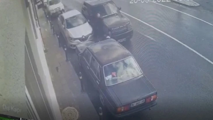 Yolda yürüyen adama cip çarptı: Kaza anı kamerada