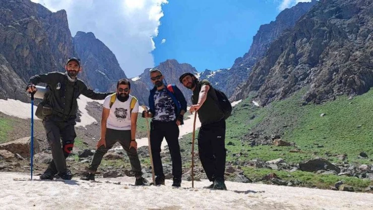 Yüksekovalı dağcılardan doğa yürüyüşü