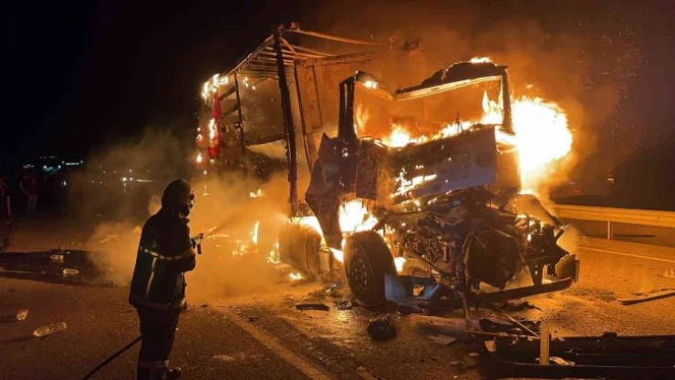 Yunan plakalı tır önce kaza yaptı sonra cayır cayır yandı