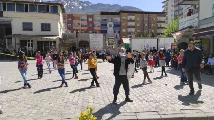 Zihinsel engelli 55 yaşındaki vatandaş, 23 Nisan provalarında çocukluğunu yaşadı