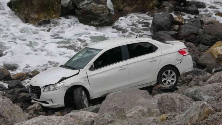 Zonguldak'ta otomobil sahil kenarına uçtu: 1 yaralı